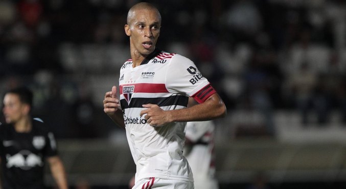 Zagueiro Miranda durante partida do São Paulo em que foi capitão do time