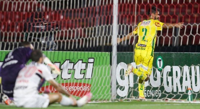 Mirassol fez o que quis com a péssima defesa do São Paulo, de Fernando Diniz