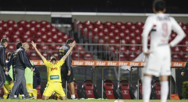 Zé Roberto comemora gol do Mirassol, que surpreendeu o São Paulo