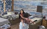 Mas não foi só nas noitadas que Mirella protagonizou momentos hilários. A peoa também teve cenas marcantes dentro da sede. Enquanto se maquiava, Mirella foi carregada por Jojo até o almoço dos peões. É mãe e filha que fala? 