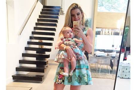 Desde que Valentina era bebê, Mirella usa roupa igual à da filha