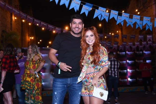 Mirela Janis e Yugnir Ângelo, do Power Couple Brasil 5, posaram juntos na festa de Deolane