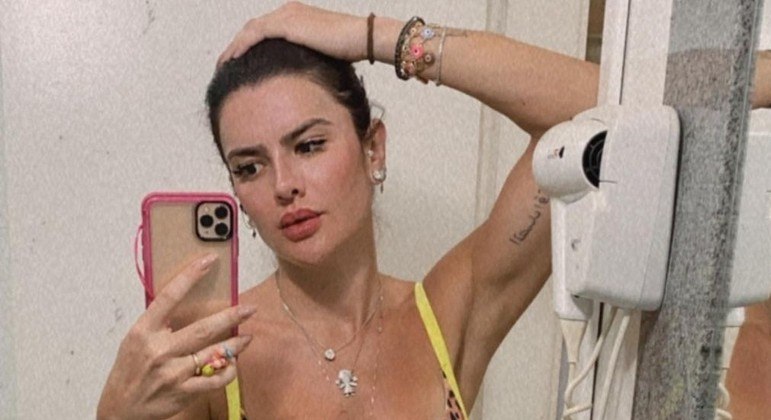 Mirella Santos tirou selfie no espelho e exibiu sua barriga sarada