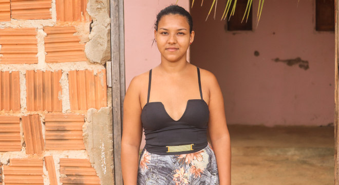 Mirla Estevam da Silva, de 21 anos, está desempregada e recebe auxílio do SOS Famílias do Sertão