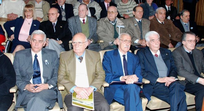 Durante seu período na polícia, Mirta Graciela Antón sempre ficou cercada por homens, como nesta foto com representantes da repressão da didatura