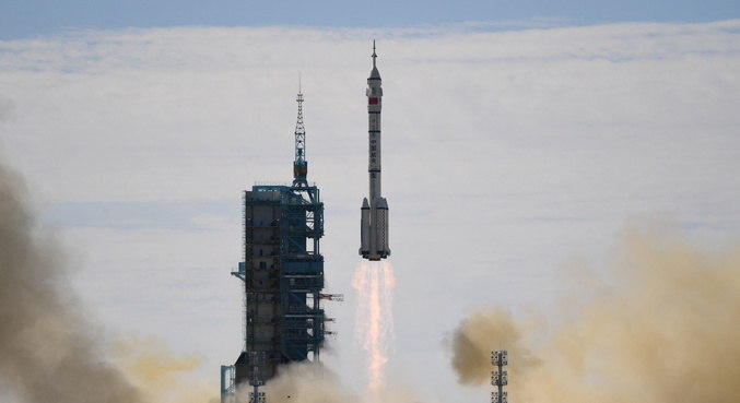 Missão tripulada se acopla à estação espacial chinesa