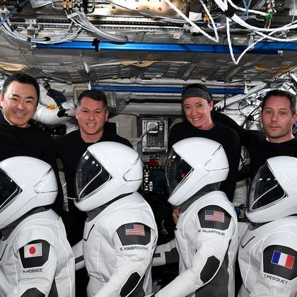 Desde o início do século, uma nova categoria de astronautas privados surgiu com a entrada de empresas na exploração espacial. Antes, em especial durante a Guerra Fria, apenas governos formavam os profissionais que chegavam à órbita da Terra e à Lua, muitos deles sendo considerados militares