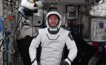 'Existe uma lenda urbana que um astronauta que trabalha muito na Estação Espacial Internacional não cabe no traje espacial (ou em seu assento moldado) para o retorno', brincou Pesquet no Instagram