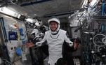 Nas fotos divulgadas por Pesquet, a tripulação da Crew-2 realmente parece estar se divertindo durante a prova de traje. Os astronautas contaram com a ajuda uns dos outros para ajustar a roupa e não começar a flutuar sem direção dentro da ISS
