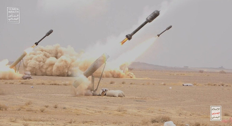 Lançamento de mísseis dos houthis em um deserto no Iêmen