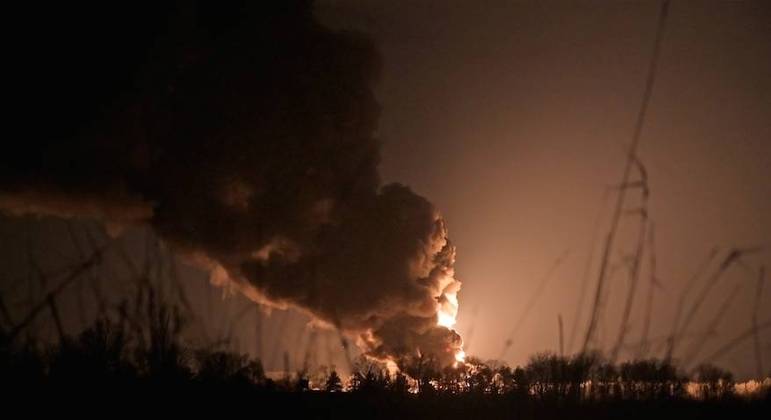 Fogo destrói instalação petroquímica perto da base aérea de Vasylkiv, a 40 km de Kiev