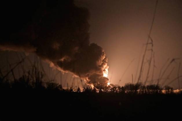 Mísseis russos atingiram uma instalação petroquímica perto da base da Força Aérea da Ucrânia de Vasylkiv, a 40 quilômetros da capital da Ucrânia, Kiev.