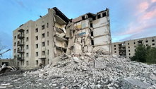 Míssil atinge prédio residencial em Chasiv Yar, na Ucrânia