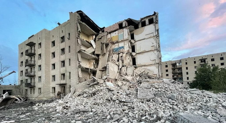 Equipes de resgate buscam sobreviventes em escombros de prédio atingido em Chasiv Yar
