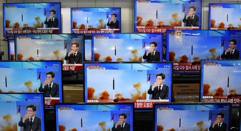 Emissoras sul-coreanas repercutiram disparo de mísseis norte-coreanos