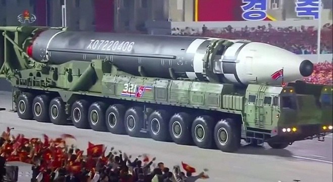 Coreia do Norte apresenta um míssil intercontinental durante desfile
