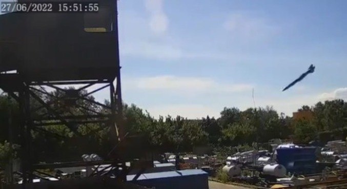 Impresionante video muestra el momento en que un misil ruso impacta en un centro comercial en Ucrania – Noticias