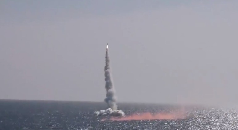 Míssil é lançado de um submarino russo durante manobra no mar do Japão