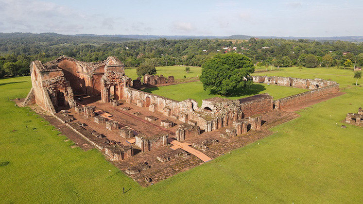 Missões Jesuíticas da Santíssima Trindade de Paraná Y Jesús de Tavarangue - Reduções de jesuítas no sul do país, a 28 km de Encarnación, construídas em 1706. As ruínas foram declaradas Patrimônio Mundial da Unesco em 1993.  