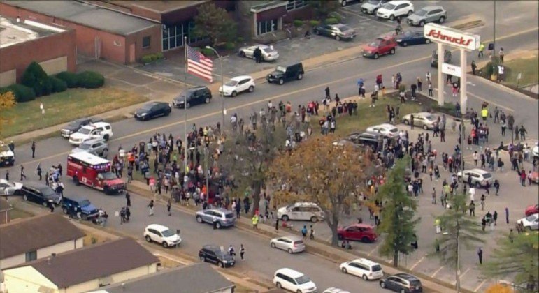 Imagem aérea mostra multidão em frente à escola em que ocorreu tiroteio
