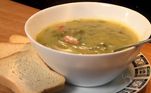 Caldo Verde Ingredientes200g de linguiça portuguesa 1 colher sopa de azeite1 cebola picada4 dentes de alho picado6 xícaras chá de água do cozimento da batata3 folhas de louro 50g de bacon 500g de batatas amassadas 1 maço de couve cortada bem fina3 fios de cebolinha verdeModo de preparo: Aqueça a panela com a linguiça;Deixe dourar levemente e reserve;Na mesma panela coloque o bacon, a cebola e o alho;Refogue levemente;Acrescente a água e as folha de louro;Deixe abrir fervura;Acrescente a batata a linguiça e a couve; Deixe cozinhar por 5 minutos; Polvilhe com a cebolinha e sirva.Acompanhe o quadro Mitos e Verdades, no programa Domingo Espetacular, que vai ao ar todos os finais de semana, às 19h45, na Record TV.