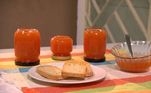 Geleia de PimentaIngredientes:1 abacaxi3 maçãs 8 pimentas dedo-de-moça 400 g de açúcarSuco de 1 limãoModo de preparo:Bata no liquidificador o abacaxi com as maçãs e a pimenta dedo-de-moça;Transfira a mistura para uma panela;Acrescente o açúcar e o limão;Deixe em fogo alto e, após levantar fervura, cozinhe em fogo baixo por aproximadamente 30 minutos;Tire toda espuma que formar.