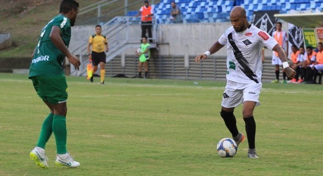 Jogadores com medo. Mas obrigados a entrar em campo