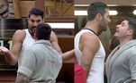Mas engana-se quem pensa que esse foi o ponto alto da manhã.
Depois da delegação, os peões voltaram para a sede e a coisa ferveu. Kally e
André estavam colocando os pingos nos 'is' sobre uma fala do ator quando Shay decidiu
tirar satisfações. Os dois começaram a tretar e não demorou muito até que o
iraniano e Lucas se peitassem 