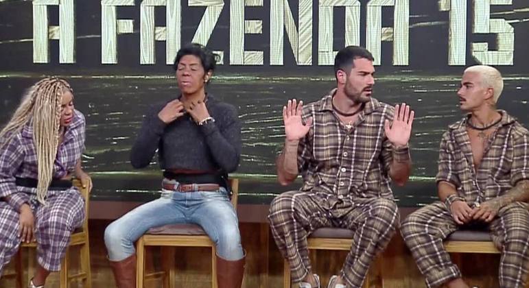 Na formação da Roça, novas surpresas! Cariúcha foi indicada
pela Fazendeira Jaquelline, Márcia recebeu a maior parte dos votos da sede e
Shay foi puxado da Baia. No entanto, o Resta Um foi substituído pelo Poder da Chama
Laranja, que estava nas mãos de Rachel. A peoa teve que escolher dois desafetos
para uma nova votação e, ao colocar Yuri contra Simioni, o modelo acabou se tornando
o quarto roceiro