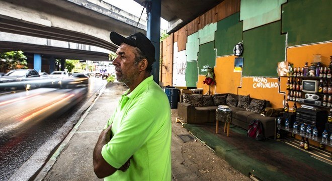 Moab e seu "cantinho da solidariedade" em ponte sob a Dutra em Guaruhos (SP)