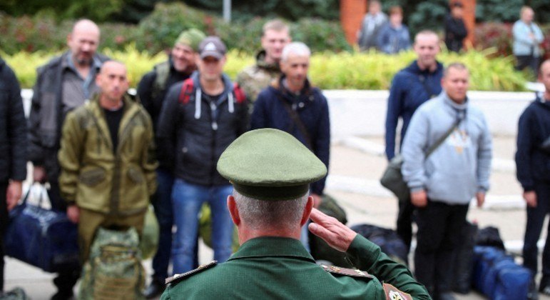 Militar russo se dirige a reservistas em ponto de encontro para que se juntem à mobilização parcial