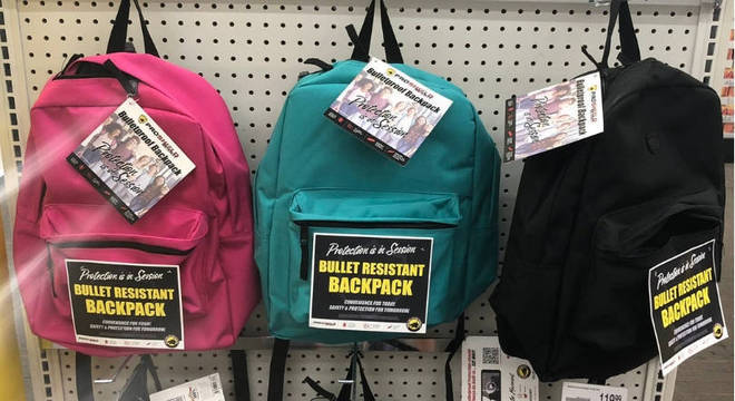 Mochilas Ã  prova de balas sÃ£o vendidas em diversas redes nos EUA