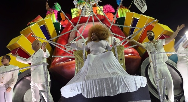 Elza Soares foi homenageada em desfile da Mocidade Independente