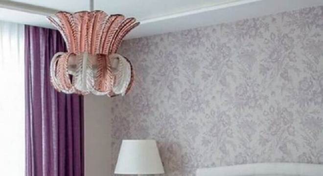 modelo de abajur para quarto feminino decorado em tons de roxo 