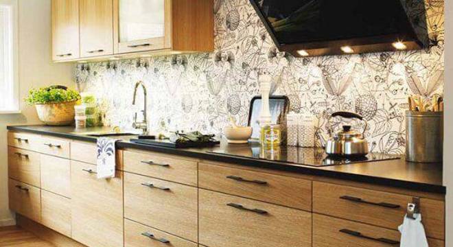 Modelo de armário de madeira com puxador metálico preto