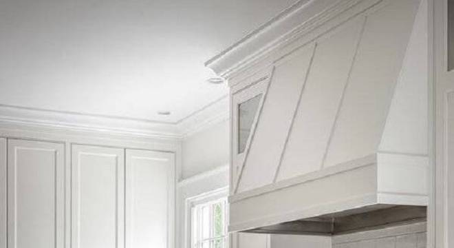 Modelo de armário de madeira para cozinha com puxadores metálicos