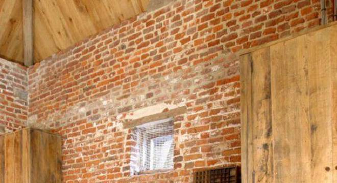 Modelo de armário de madeira rústico e parede de tijolinho aparente