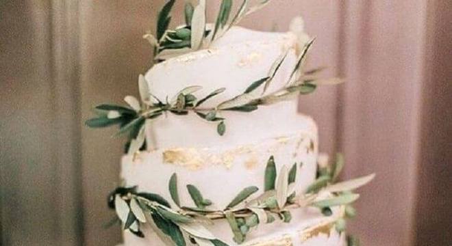 modelo de bolo de casamento decorado com folhas