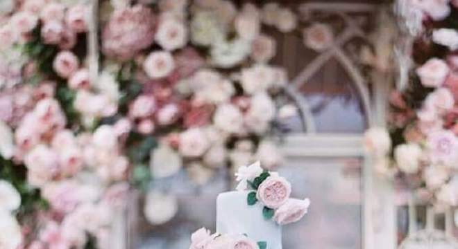 modelo de bolo de casamento moderno decorado com flores 