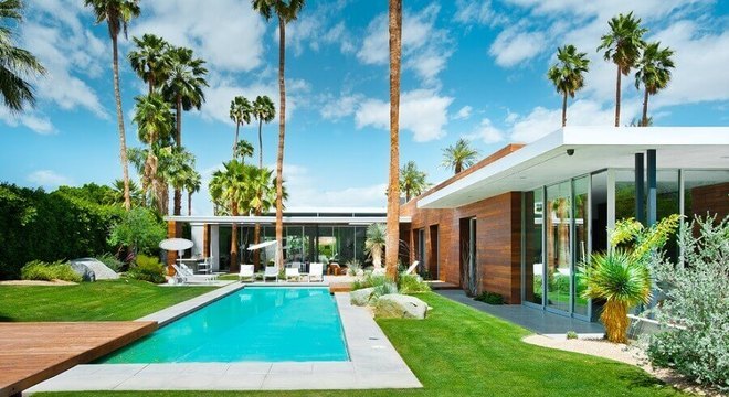 modelo de casa em l com piscina e jardim amplo