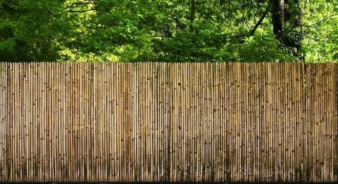 Modelo de cerca de bambu fixada em área externa