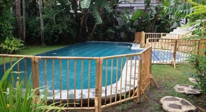Modelo de cerca de bambu para área da piscina