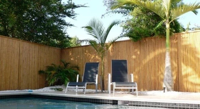 Modelo de cerca para área da piscina