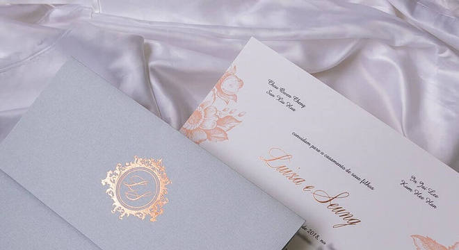 Modelo de convite de casamento simples com detalhes florais