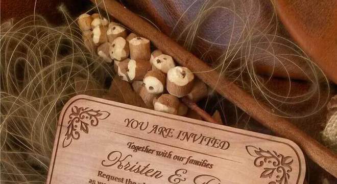 modelo de convite simples de casamento feito na madeira