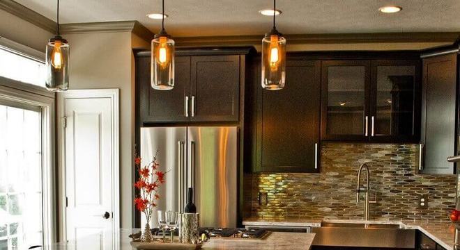 modelo de cozinha com ilha pequena e cooktop 