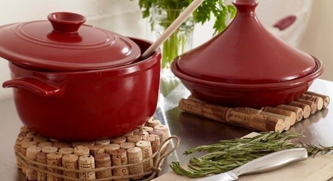 Modelo de descanso de panela artesanal feito com rolhas de vinho