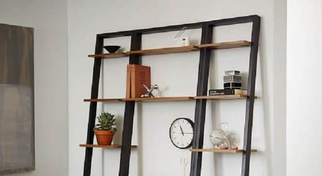 Modelo de estante escada com mesa central embutida