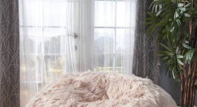 Modelo de puff gigante com tecido peludo