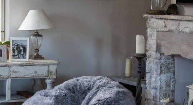 Modelo de puff gigante feito com tecido peludo